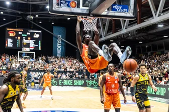 Ein lauter Knall und keine Ausfälle: Die Einzelkritik zum Sieg der Niners Chemnitz gegen die MHP Riesen Ludwigsburg - Amadou Sow nach einem Dunking. Der Malier war Mann des Spieles beim Sieg der Niners Chemnitz gegen Ludwigsburg.