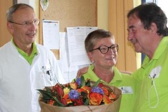 Ein Lauterbacher Original - Jürgen Henneberg (rechts) wurde von den Oberarztkollegen Jochen Hochmuth (l.), Stephan Graupner und Claudia Zimmermann verabschiedet.