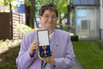 Ein Leben als „Kind aus der Schnapsflasche“: Erzgebirgerin bekommt Bundesverdienstkreuz - Die Annaberg-Buchholzerin Grit Wagner ist mit dem Bundesverdienstkreuz ausgezeichnet worden. Sie engagiert sich für Menschen, die wie sie unter dem Fetalen Alkoholsyndrom leiden.