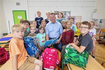 Ein Leben als Lehrer: Warum am Freitag bei einem Plauener wohl Tränen fließen - Jörg Meinel und ein Großteil seiner Klasse 2a an der Astrid-Lindgren-Grundschule in Plauen. „Da werden wohl Tränen beim Abschied fließen“, vermutet der Vollblutlehrer.