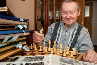 Ein Leben am Schachbrett - In rund 60 Alben hat Wolfgang Ehnert mit zahlreichen Fotos und Texten seinen eigenen Werdegang, aber auch die Geschichte des Schachsports in der gesamten Region dokumentiert. 