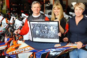 Ein Leben auf zwei Rädern: Enduro-Legende aus dem Erzgebirge feiert 70. Geburtstag - Seine Familie stärkt ihm stets den Rücken: Enduro-Legende Harald Sturm mit Tochter Anne und Ehefrau Carmen.