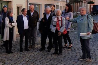Ein Leben für die Bildung - Kristina Faber (rechts) erzählte aus Carl von Bachs Leben. Die Führung endete vor seinem Geburtshaus in der Herrenstraße.