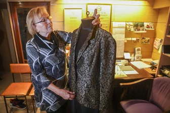 Ein Leben für den perfekten Schnitt: Chemnitzer Schneiderin sitzt seit 60 Jahren an der Nähmaschine - Damenmaßschneiderin Karin Preißler mit einen Blazer aus Gobelin-Stoff, den sie für sich selbst entworfen hat.