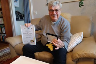 Ein Leben für den Sport: Saydaer Urgestein erhält verdienten Lohn - Ehre wem Ehre gebührt: Gilbert Krönert hat die Ehrenplakette des Kreissportbundes Mittelsachsen erhalten und wurde somit in die „Hall of Fame“ des KSB aufgenommen.