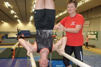 Ein Leben für den Sport - Achtet immer auf die Haltung ihrer Schützlinge: Kerstin Schöber beim Training mit Henri Balazs. 