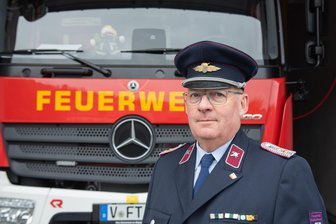 Ein Leben für die Feuerwehr: Fast ein halbes Jahrhundert ist dieser Vogtländer schon als Retter im Einsatz - Stefan Jähn wurde von der Gemeinde Muldenhammer für seine Verdienste um die Feuerwehr geehrt.