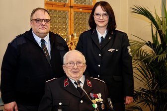 Ein Leben für die Feuerwehr: Helmut Schramm wird Ehrenbürger von Annaberg-Buchholz - Drei Generationen, eine gemeinsame Leidenschaft für die Feuerwehr: Helmut Schramm mit Sohn Karsten und Enkelin Saskia.