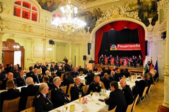 Ein Leben für die Feuerwehr: Landkreis Mittelsachsen ehrt erfahrene Brandschützer - Im Neorokokosaal „Goldener Löwe“ in Hainichen wurden am Freitagabend rund 150 Feuerwehrleute für treue Dienste geehrt.