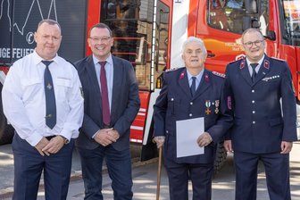 Ein Leben für die Feuerwehr: Mildenauer sieben Jahrzehnte im Einsatz - Erhard Meyer (2. von rechts) aus Mildenau wurde am Wochenende für 70 Jahre Einsatz in der Feuerwehr geehrt.
