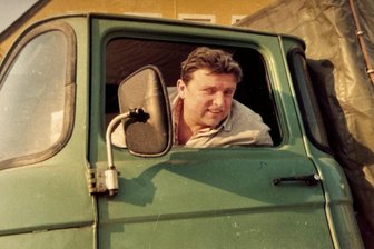 Ein Leben für die Mühle: Der letzte Mehlsackträger von Waldkirchen - „Pro Mann haben wir zehn Tonnen am Tag auf dem Rücken getragen“: Mehlfahrer Dietmar Rudolph auf Achse.