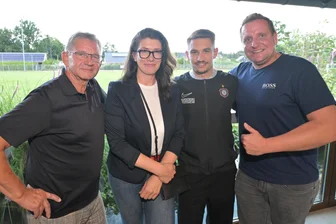 Ein Leben im Erzgebirge und eine Leidenschaft für den Fußball: Wie ein Elektromeister zum Förderer des FC Erzgebirge wurde - FCE-Fan und Sponsor Sven Brückl (r.) erhofft sich vor allem von Neuzugang Julian Guttau (2. v. r.) in der neuen Saison einiges. Bäckermeister Falk Schellenberger aus Aue gehört ebenfalls dem Förderkreis an, dem Karin Kowanda möglicherweise beitreten will.