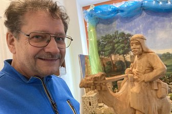 Ein Leben in Holz geschnitzt: Der Pfarrer aus dem Vogtland und seine erzgebirgische Weihnachtskrippe - Thomas Seltmann weiß nicht, wie viele Krippenfiguren er im Laufe der Jahre geschnitzt hat. Er nutzt verschiedene Holzarten - Linde natürlich, aber auch Kastanie oder Zirbe.
