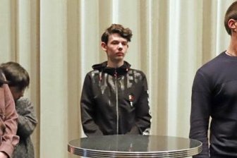 Ein Leben muss in einen Rucksack - Taras Shepel (r.) übersetzt, was seine Schwägerin Viktoria (l.) erzählt. Die Kinder Maxim und Alexej hören zu.