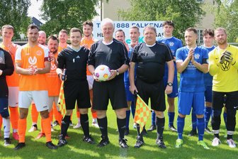 Ein Leben zwischen Fußball, Pfeife und Marathons - Beim letzten Spiel mit Torsten Rölig (M.) als Linienrichter gab es Applaus vom TSV Falkenau (l.) und der SpG Burgstädt/Röhrsdorf.