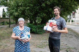 Ein Leben zwischen Mut und Ausnahmezustand: Bestsellerautor Stephan Orth stellt „Couchsurfing Ukraine“ in Freiberg vor - Autor und Journalist Stephan Orth (r.) besuchte die Menschen, die in der Ukraine leben-