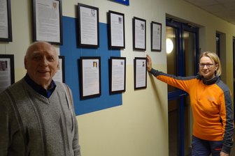 Ein lebendiger Ort zur Erinnerung an verdiente Sportler der Stadt Oelsnitz - Initiator Ekkehard Brückner und Sportstättenchefin Birgit Lehniger freuen sich über den neuen Blickfang. Foto: Thomas Gräf