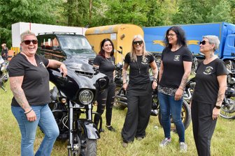 Ein Lebensgefühl auf zwei Rädern: Wolkenburgs internationales Bikertreffen - Fünf Österreicherinnen sind zum ersten Mal zum Bikertreff nach Wolkenburg gekommen.