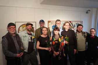 Ein Lehrer aus dem Erzgebirge macht den Unterschied: Von der Schulzeit in die internationale Kunstszene - Jürgen Pinkert (l.) mit seinen ehemaligen Schülerinnen und Schülern und Musikern zur Eröffnung der Vernissage.