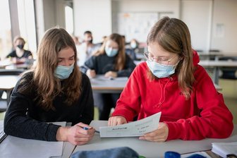 Ein Lehrer über Sachsens Corona-Lehrplan: "Wir werden wohl bald schon wieder Wechselunterricht haben" - Bisher verspricht die Politik, dass das neue Schuljahr möglichst im Präsenzunterricht erfolgen soll. Inwieweit das umgesetzt werden kann, werden die Monate im Herbst zeigen.