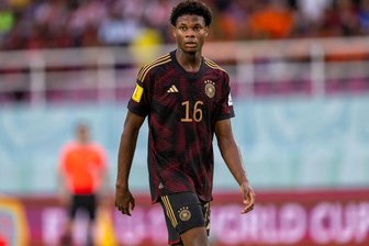 Ein Leipziger RB-Profi will den WM-Pokal nach Hause holen - RB-Profi Winners Osawe im DFB-Trikot während des WM-Halbfinalspiels gegen Argentinien.