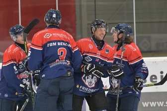 Ein Leitwolf nimmt Abschied: Schönheider Eishockeyspieler mit Licht und Schatten - Ein letztes Mal im Rudel: Für Kapitän Kilian Glück (2. v. r.) war der Test gegen den EV Pegnitz zugleich ein Abschied.