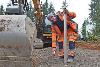 Ein Lernort inmitten botanischer Schätze - Bauarbeiter Maik Bretschneider zeichnet Markierungen auf den Waldboden, um Bauarbeiten ausführen zu können.