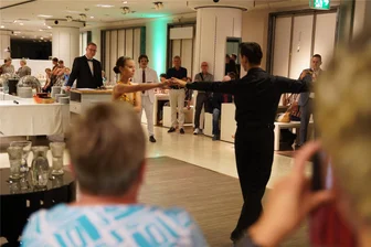 Ein letzter Tanz im Chemnitzer Kaufhof: Galeria-Team nimmt wenige Tage vor der Schließung Abschied - Ein letzter Tanz: Die Abschiedsfeier war eine Mischung aus Klassentreffen-Gefühl und Gala auf der untergehenden Titanic.