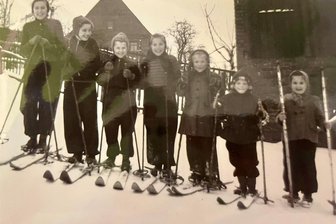 Ein letztes Klassentreffen - Warum ehemalige Gablenzer Schüler einen Appell an die Jugend richten - Skifahren war nicht nur zum Vergnügen da. Hier einige Mitschüler im erzgebirgischen Winter.