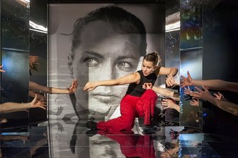 Ein letztes Tanzstück: Romy und die starken Frauen - Hin- und hergerissen war Romy Schneider, die große Schauspielerin, zeit ihres Lebens: zwischen Erwartungen des Publikums und eigenen Anforderungen, zwischen Beruf und Privatleben, zwischen Glückseligkeit und Einsamkeit. Yael Fischer (Foto) vom Ballettensemble des Theaters Plauen-Zwickau gehört zu den Tänzerinnen und Tänzern, die in dem neuen Stück "Marie! Romy! Petra!" Facetten des Filmstars zeigen.