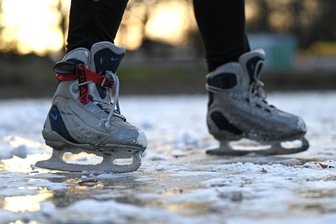 Ein letztes Wochenende im Schnee? Das kann man im Erzgebirge noch erleben - Eislaufen ist noch bis Sonntag im Schloss Freudenstein in Freiberg möglich.