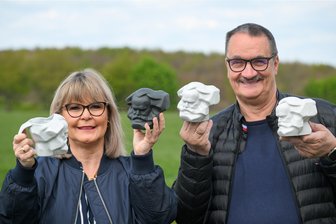 Ein Lichtenauer Unternehmer, eine Kloschüssel und die Sache mit dem Karl-Marx-Sparkopf - Das Ehepaar Anton und Katja Süppmayer aus Lichtenau zeigt die Erfindung: eine Tasse mit Karl-Marx-Kopf und ein Sparkopf.