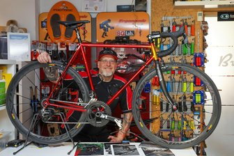 Ein Lichtensteiner baut „Traumräder“ - Ulf Adelmeier mit seinem aktuellen Lieblingsrad: Der Rahmen stammt von einem „Scheunenfund“ aus Belgien, modernisiert wurde das Bike mit Carbon-Laufrädern und elektronischer Schaltung.
