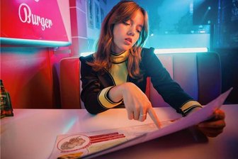 Ein Lied über die Liebe: Treuener Musikerin Loni Lila bringt neuen Song heraus - Der Song "60s Girls" wurde in Caro's Diner in Plauen aufgenommen. Loni Lila (Foto) beschwört die guten, alten "analogen" Zeiten herauf, in denen man sich beim Tanzen kennenlernte und sich beim Sekt an der Bar traf.