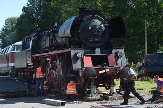 Ein Lok-Unfall, der zu einem Spektakel wurde - Bergung eines Schwergewichtes: Mit Hydraulikhebern wurde die 22 Meter lange Lokomotive am Mittwochnachmittag auf ein Behelfsgleis gestellt und zum Abtransport bereit gemacht.
