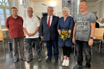 Ein Männel und mehr für ausgezeichnete Ehrenamtler in Frankenberg - Im Namen des Stadtrates zeichnete Bürgermeister Thomas Firmenich (M.) Peter Prasatko, Thomas Bernhardt und Jens Mallack (v.l.) aus. Anett Kruck nahm die Auszeichnung für Elfriede Kahn entgegen. Sven Richter war verhindert.