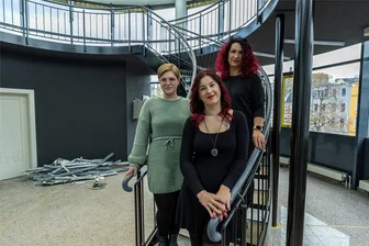 Ein Märchen aus Auerbach: Sprechende Spiegel beraten Friseur-Kunden im gläsernen Turm - Sarah Leistner (vorn) mit ihren Friseurinnen Vanessa Pömpner und Janine Leistner. Vier weitere Angestellte arbeiten im Salon „La Vie Est Belle“ und ziehen im Frühjahr 2024 in das Turm-Café. Bis dahin wird im Turm noch saniert. Einzigartig für Kunden wird die tolle Aussicht aus den Turmfenstern auf Auerbach sein.