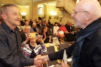 Ein Mahner und Drängler - Prof. Gerd Walter (r.), der die Idee zur Ausstellung hatte, gratuliert Volker Träger zu seinem umfangreichen Schaffen. Zuvor erinnerte er sich an die Anfänge Trägers im Mal- und Zeichenzirkel der Bergakademie vor 60 Jahren. 