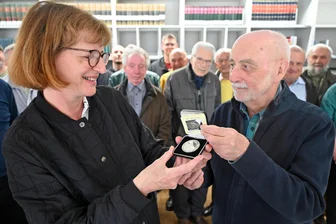 Ein Malheur beschert den Freibergern ein besonderes Silberstück - Die Freiberger Numismatiker um Vorstand Helmut Herholz haben Stadtarchivarin Ines Lorenz ein Unikat als Schenkung mitgebracht.