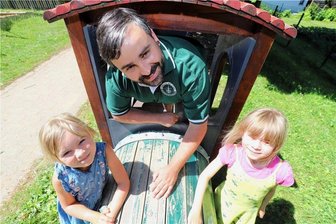 Ein Mann als Kita-Leiter in Oberbobritzsch: Vom Spagat zwischen Berufung und Traumberuf - Der neue Lokführer der Kita „Blumenkinder“ in Oberbobritzsch ist erstmals ein Mann: Sebastian Böhm hat Spaß an seiner Aufgabe.
