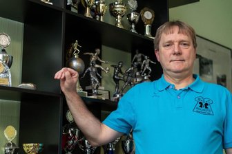 Ein Mann der direkten Worte - Im Vereinsheim des BSC Motor Rochlitz zieren viele Pokale die Wand im Versammlungszimmer. Neben den sportlichen Erfolgen hofft Präsident Jens Gruttke zunächst darauf, dass die Aktiven wieder die Grundlagen für Erfolge legen können.