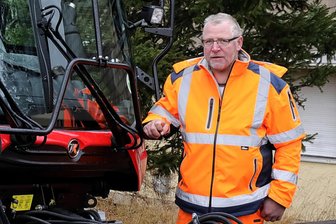 Ein Mann im Erzgebirge wird 60, aber Geburtstag hat er laut Kalender erst zum 15. Mal - Bauhofmitarbeiter Thomas Kohse im November 2020 bei der Indienststellung des neuen Pistenbullys der Gemeinde Breitenbrunn für den Einsatzort Tellerhäuser und Umgebung.