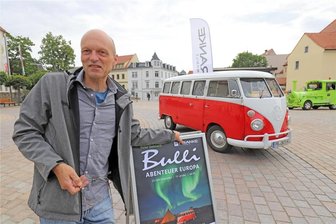 Ein Mann und sein VW-Bulli: Weltenbummler Peter Gebhard auf Stippvisite in Freiberg - Weltenbummler Peter Gebhard machte gemeinsam mit seinem Bulli „Erwin“ Station auf dem Freiberger Schlossplatz.
