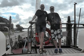 Ein Mann und seine stürmische Geliebte - Heinz Schlenker (rechts) und sein Freund Michael Dick aus Zwickau sind auch in diesem Jahr wieder auf gemeinsame Segelreise gegangen.
