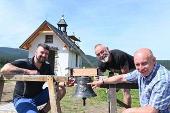 Ein Maurermeister und seine Kapelle - Freuen sich über die Glocke für die Kapelle: Schmied Andreas Reinwarth, Bauherr Gottfried Bergmann und Glockensachverständiger Gerd Schlesinger (von links). 