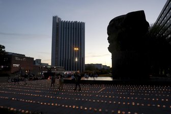 Ein Meer von Kerzen an Chemnitzer Marx-Monument: Was war da los? - Hingucker zu später Stunde: Lichter-Aktion zu Pfingsten am Marx-Monument in Chemnitz.