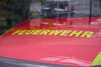 Ein Mensch stirbt bei Wohnhausbrand in Greiz - Die Feuerwehr musste in der Nacht zum Dienstag zu einem Wohnhausbrand in Greiz ausrücken.