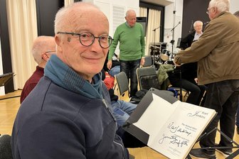 Ein Messe als Botschaft: Zwickauer Chor probt für anspruchsvolle Konzerte - Die Friedensmesse „The Armed Man“ von Karl Jenkins hat Michael Buschmann 2018 bereits mit dem Stadtchor Freiberg in New York gesungen. Im Notenbuch das Autogramm des Komponisten, der der Aufführung in der Carnegie Hall beiwohnte.