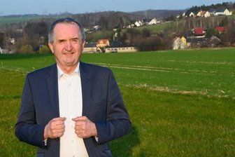 Ein Minister, der Mehl mahlen könnte - Sachsens Minister Thomas Schmidt wohnt seit 61 Jahren in Taura (im Hintergrund)/Köthensdorf.