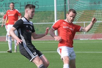 Ein Mitfavorit und zwei Patienten - Bruno Albert (links) - hier im Zweikampf mit Felix Kunert von Fortschritt Lichtenstein - will die Erzgebirgsliga mit dem FC Stollberg so schnell wie möglich wieder nach oben verlassen.